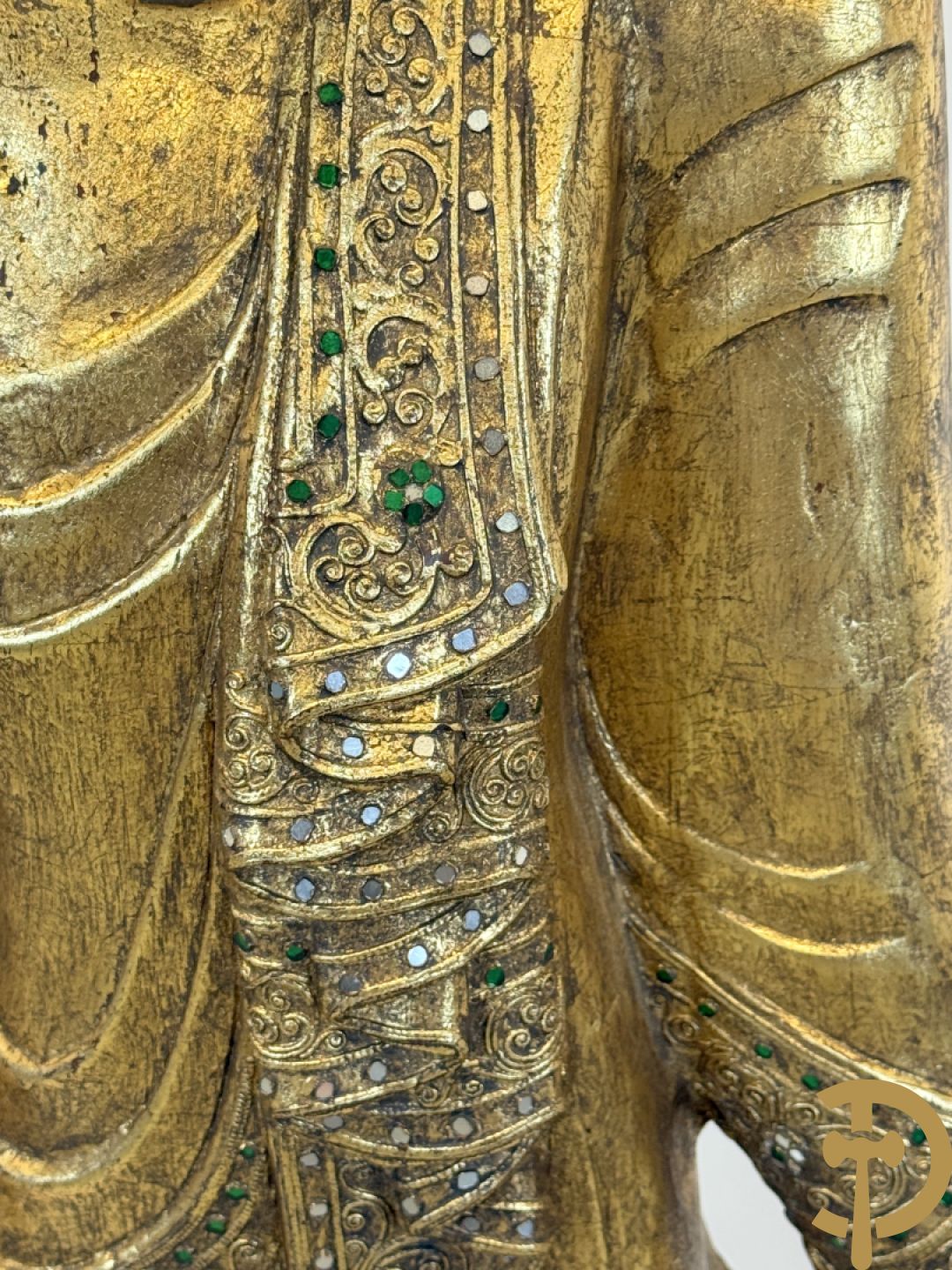 Vergulde houtgesculpteerde staande boedha bezet met spiegeltjes, op sokkel