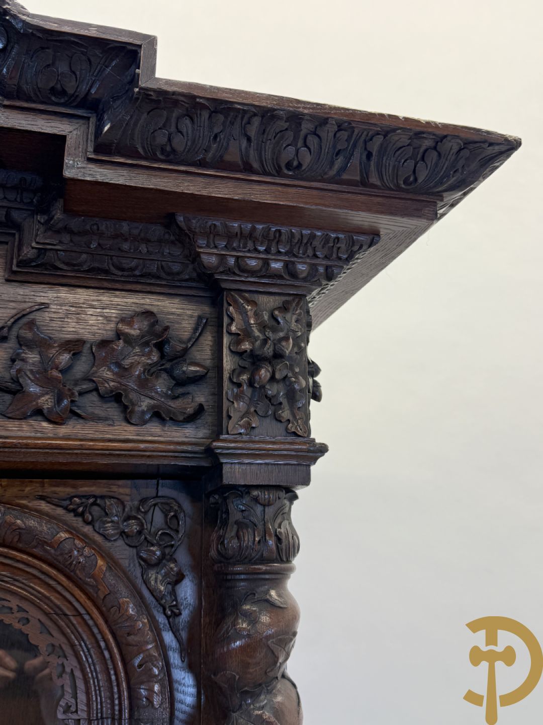 Massief eiken jacht deux-corps, bovenaan met vitrine, zijdelings met getorste zuilen, onderaan met sculptuur van everzwijn en eikebladranken