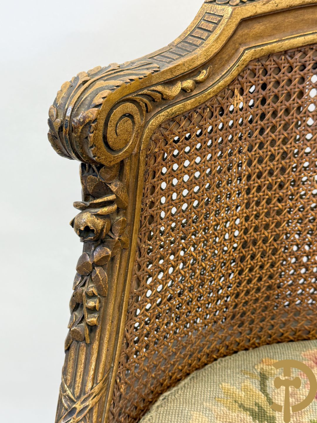 Paar bijzetzetels Louis XVI stijl met bloemenmotieven op voluutvormige poten, dubbel gecanneerd