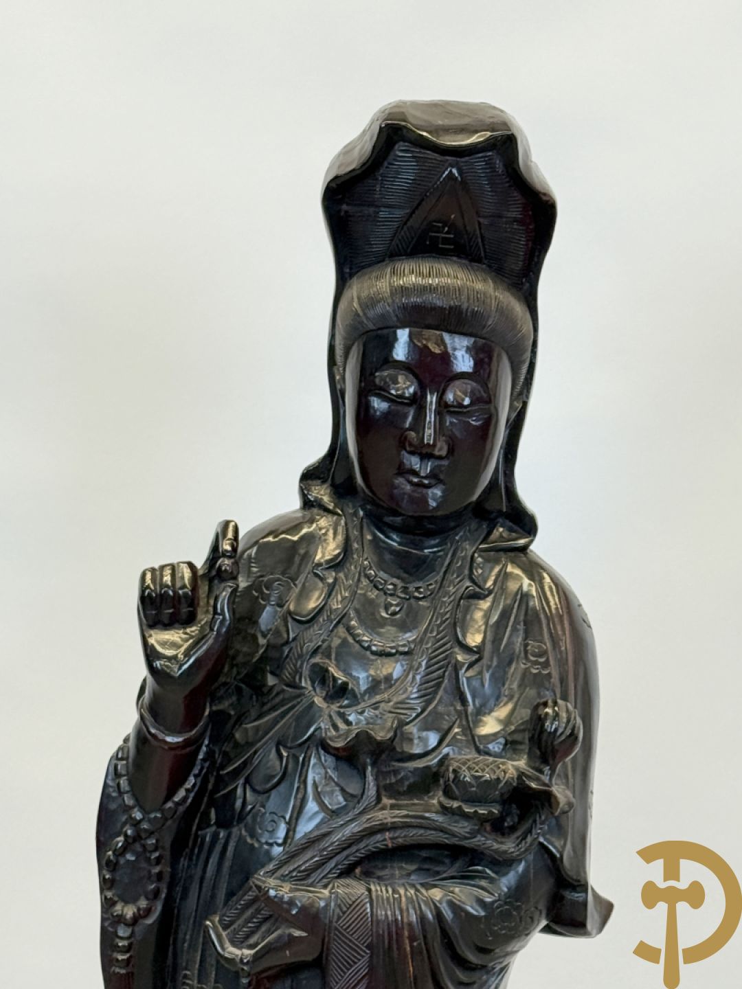 Aziatische houtsculptuur van Guanying met lotusbloem en drakenfiguur aan de voet