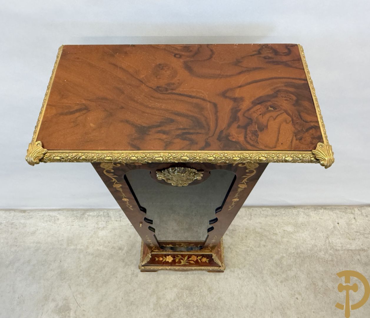 Notelaren sokkel met ingebouwde vitrine, marquetterie en bronsbelag