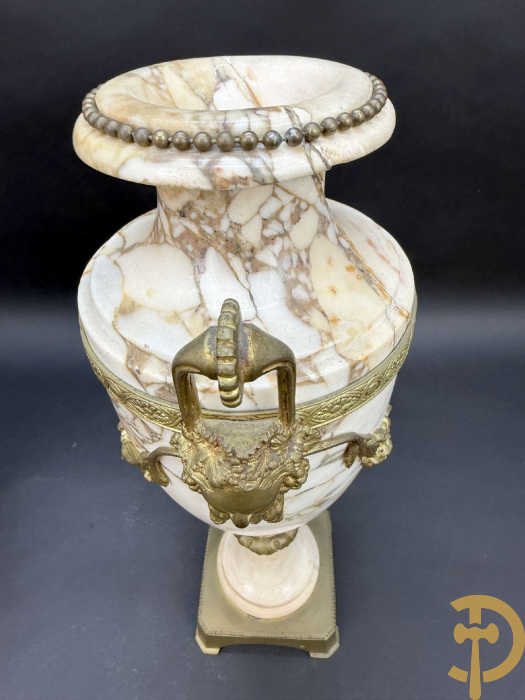 Paar marmeren cassolettes met hermenhoofden en guirlandes