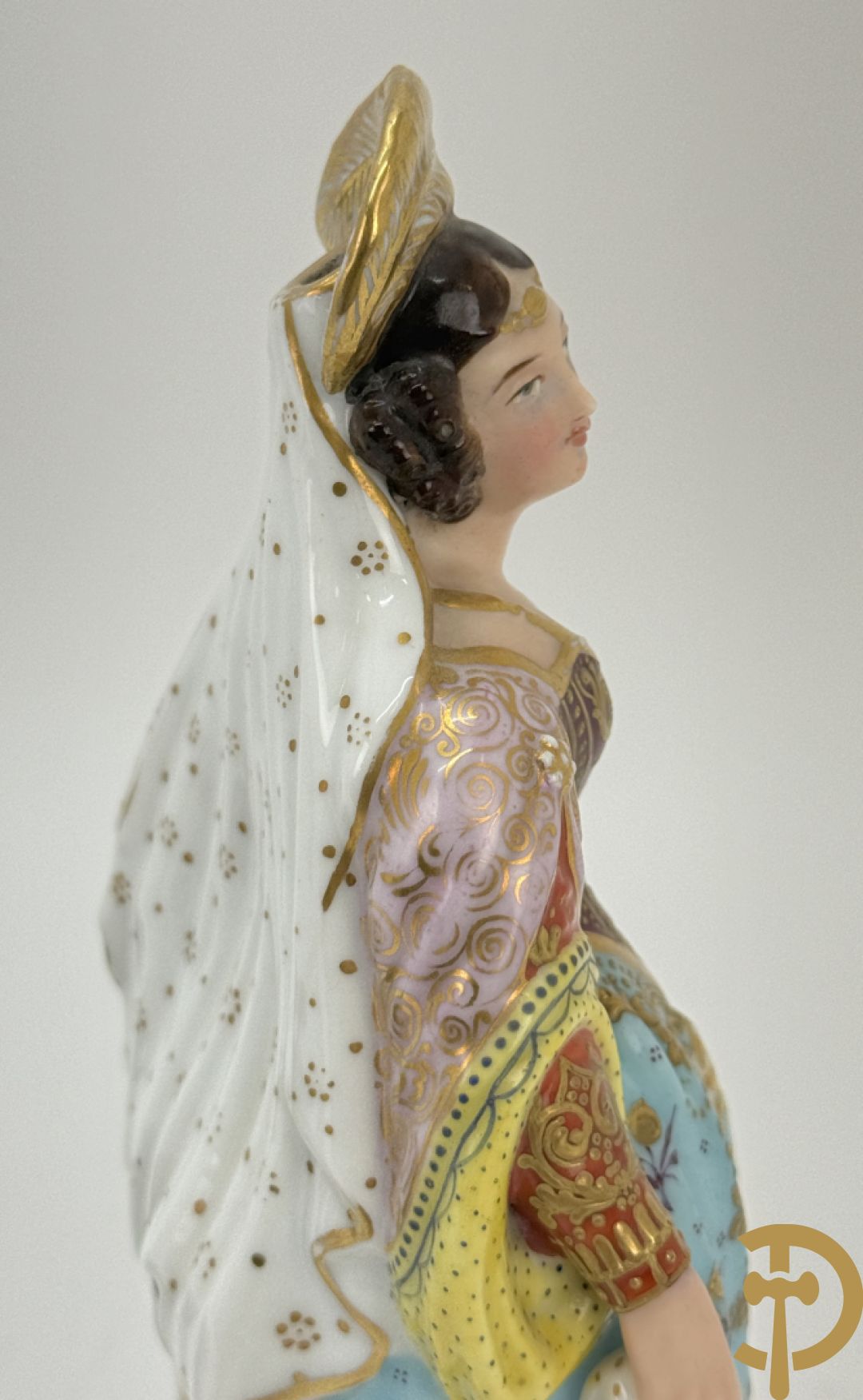 Paar 19e porseleinen Vieux Paris beeldjes van edelheer en edelvrouw