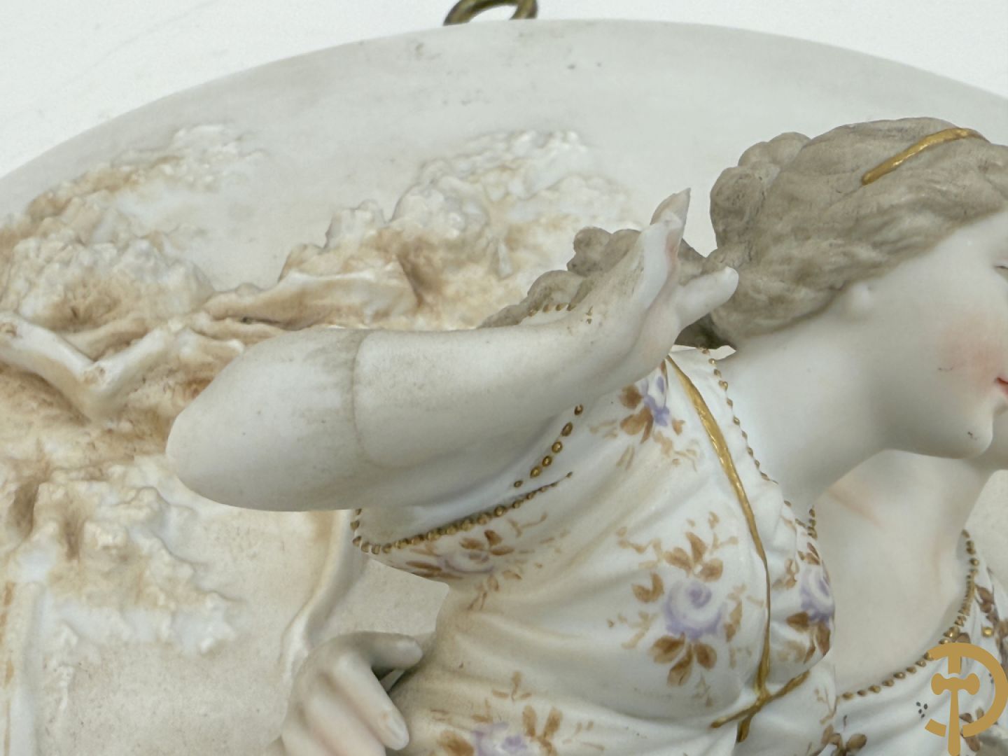 Paar ovale basreliefs met romantisch koppel en cupido in biscuit, achteraan onleesbaar gestempeld