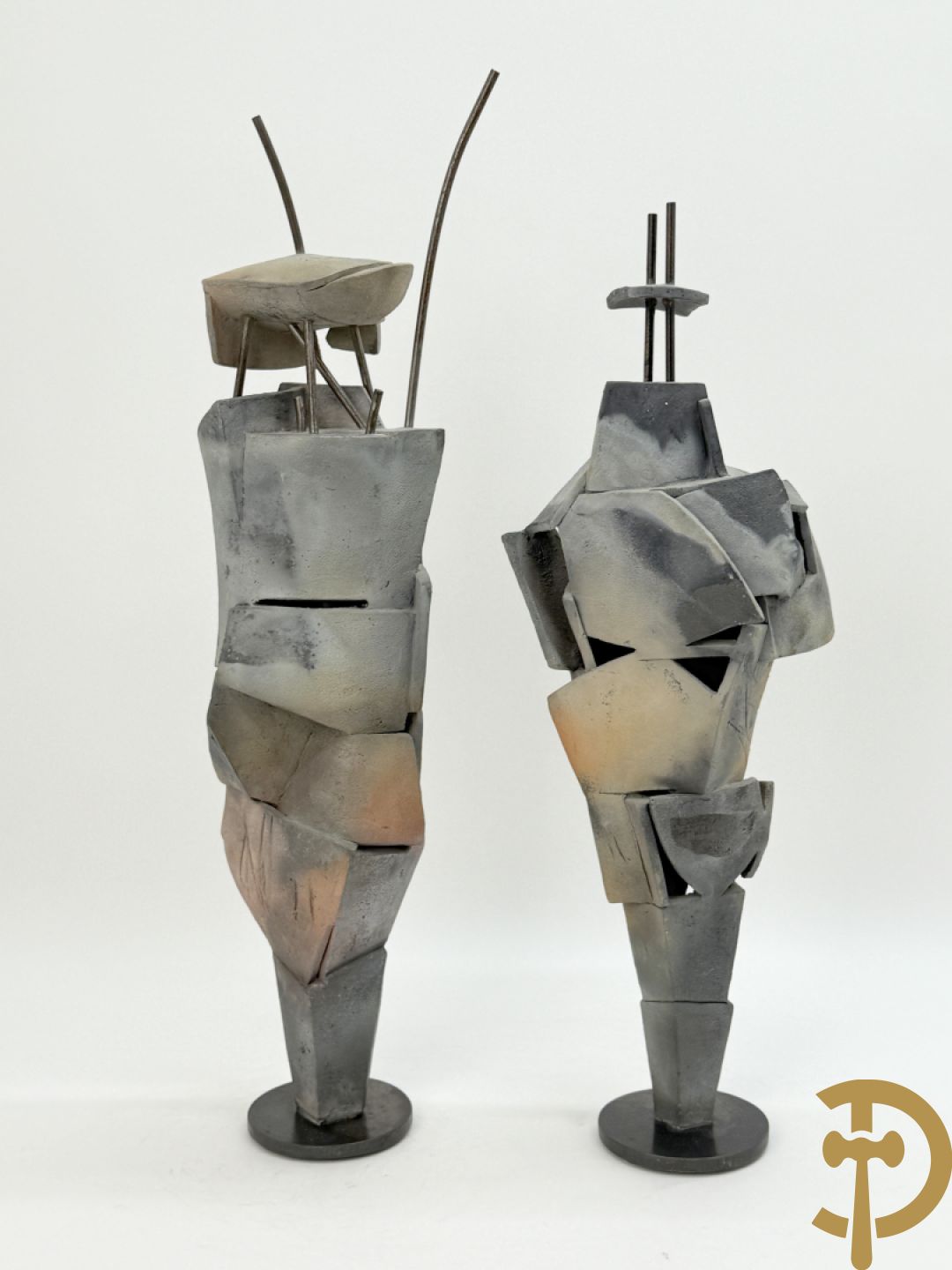 VANDEWEGE Rik getekend onderaan 8816 en 8817 - Twee moderne keramieken abstracte figuren