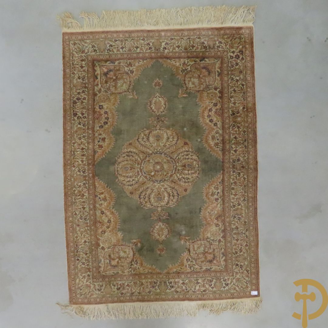 Oosters handgeknoopt tapijt met centraal decor en bloemenmotieven