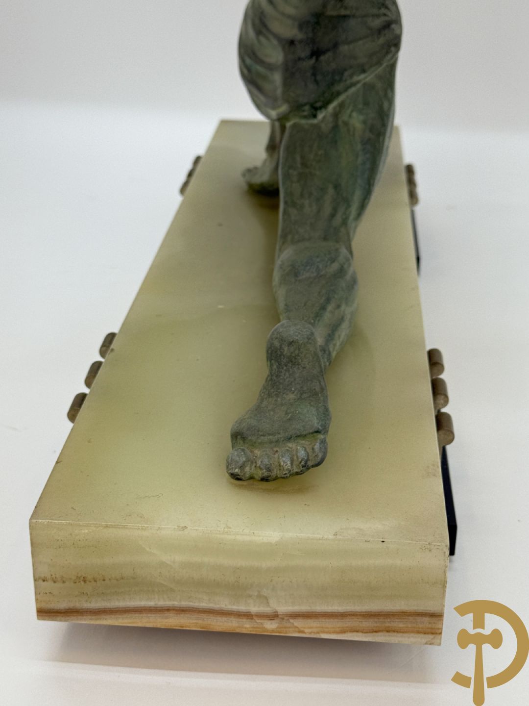 Kunstbronzen Art Deco beeld van boogschutter op onix marmeren basis