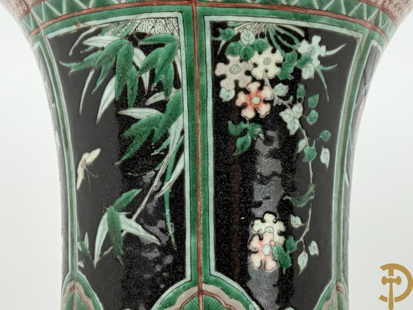 Antieke Chinese Gu vaas met geschenkendecor op zwarte fond