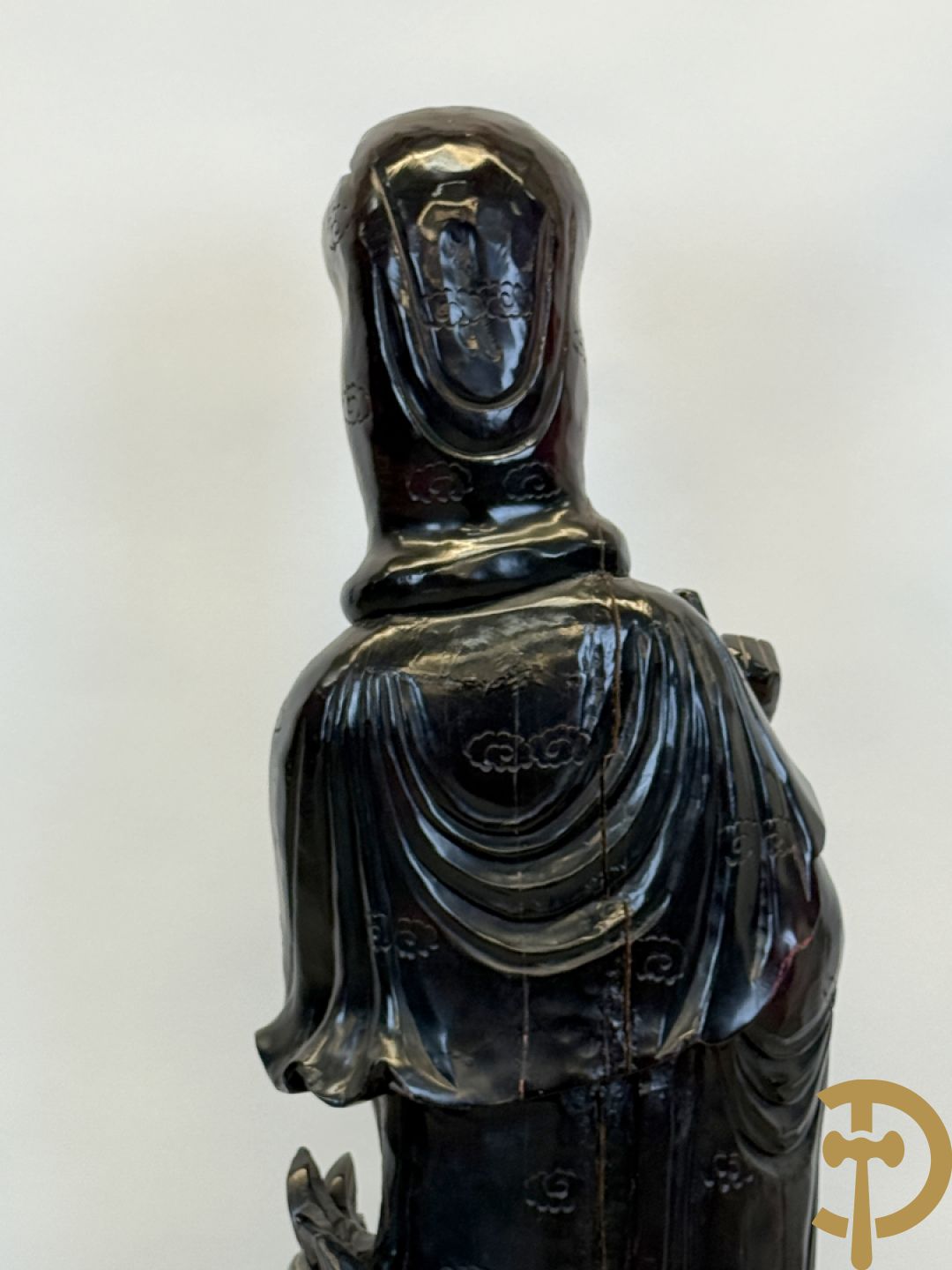 Aziatische houtsculptuur van Guanying met lotusbloem en drakenfiguur aan de voet