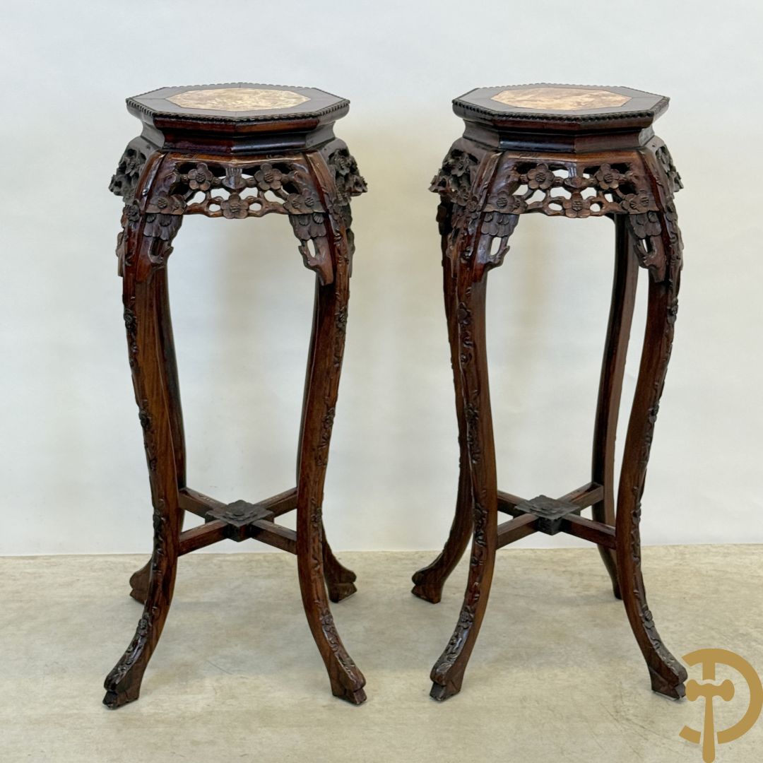 Paar hoge achthoekige Chinese sokkels met bloemensculptuur