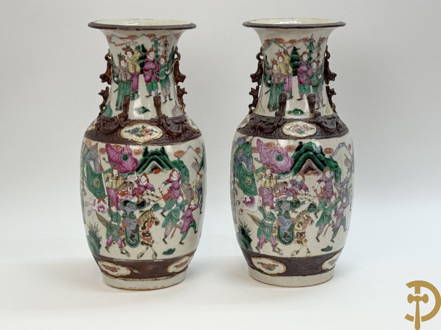 Twee Nankinvazen met geanimeerd krijgerdecor