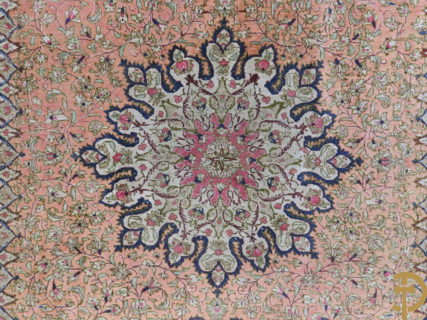 Oosters handgeknoopt tapijt zijde op katoen met centraal medaillon en bloementaferelen