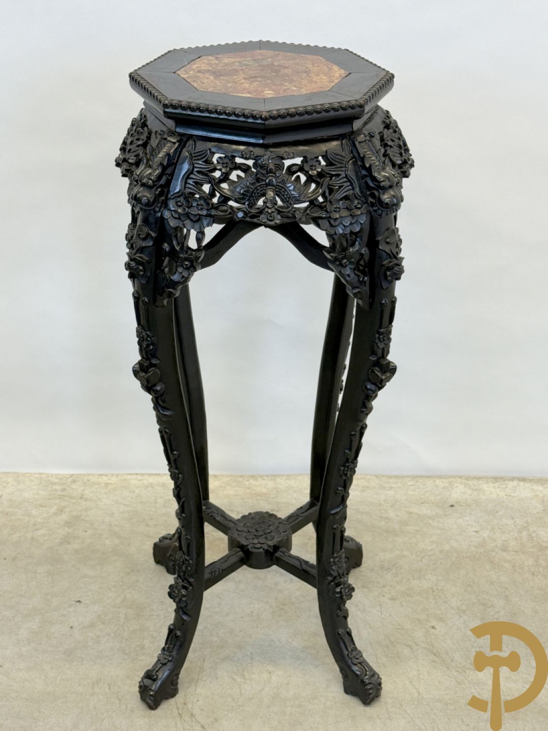 Hardhouten achthoekige rozehouten Chinese beeldenstaander met gesneden bloemenmotieven