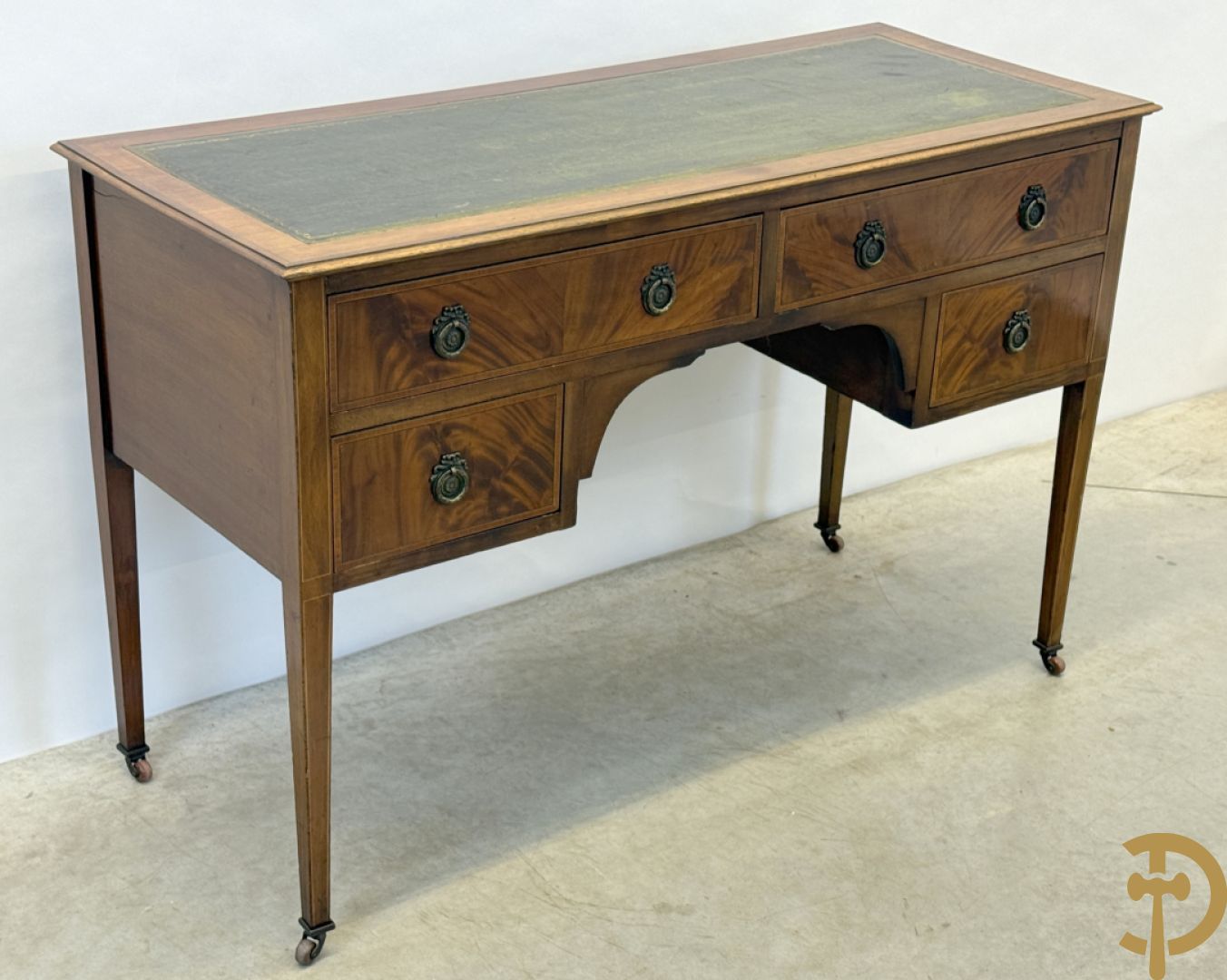 Engelse mahoniehouten opschiktafel met 4 lades op hoge pootjes