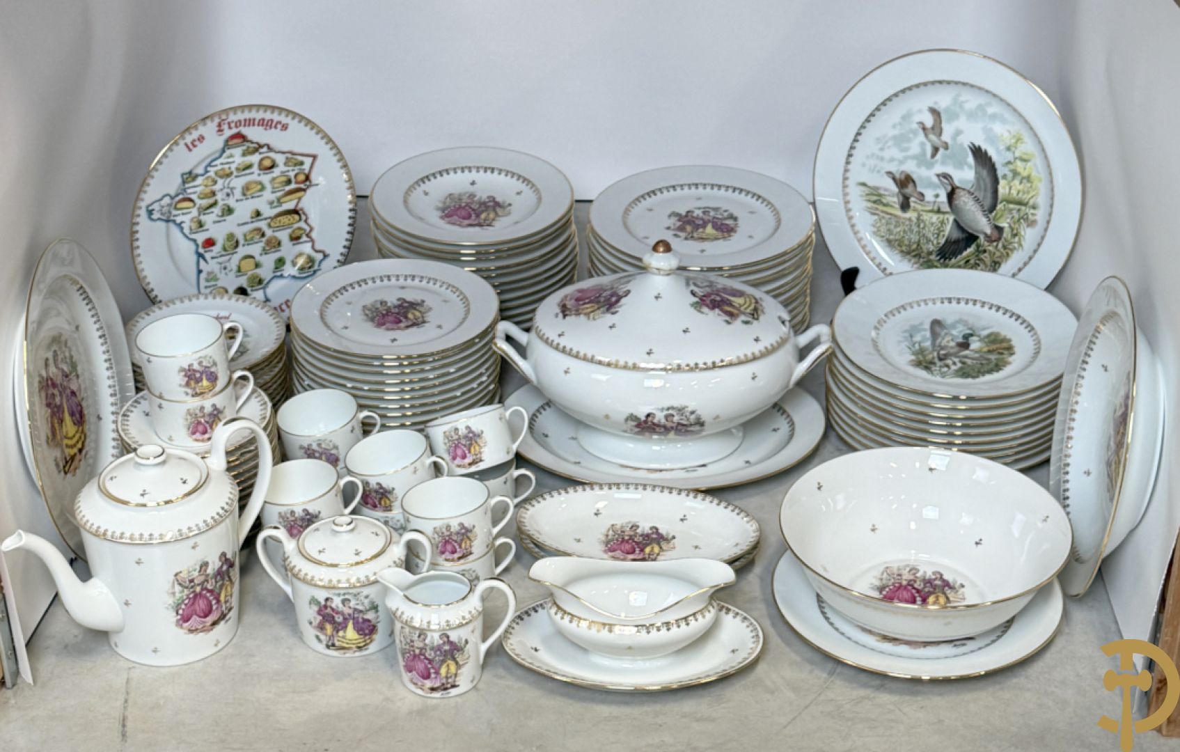 Porseleinen eet- en koffieservies met decor van elegant koppel, Limoges gemerkt