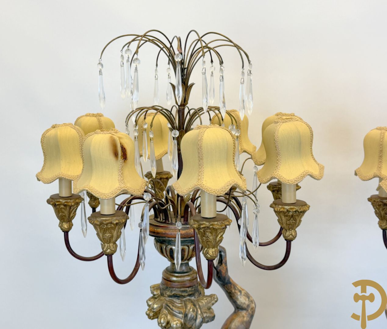 Paar gepolychromeerde dames op sokkel, bekroond met achtarmige kandelaar met lichtpunten en bellen, Italiaans, jaren 