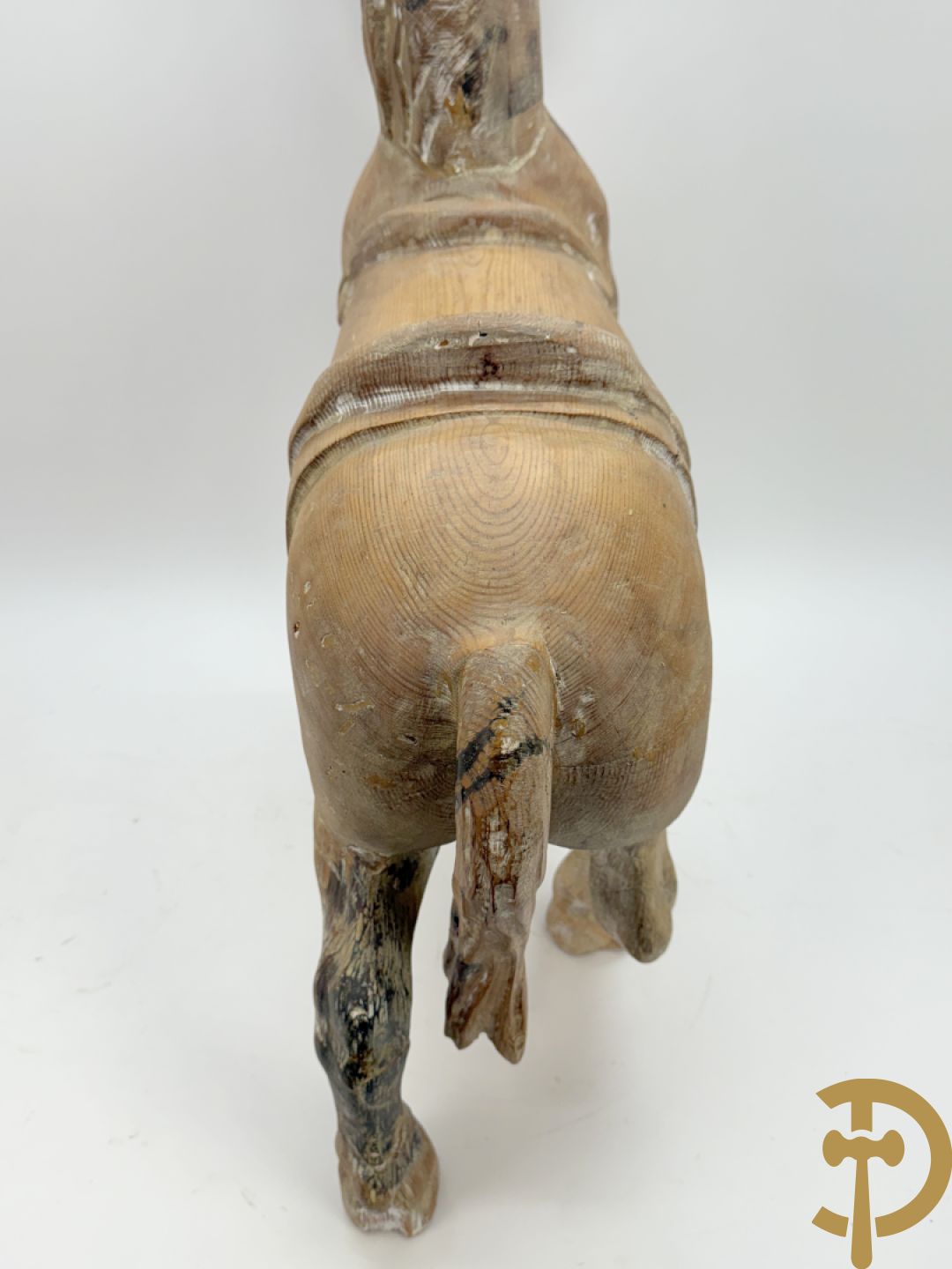 Houtgesculpteerd kinderpaard