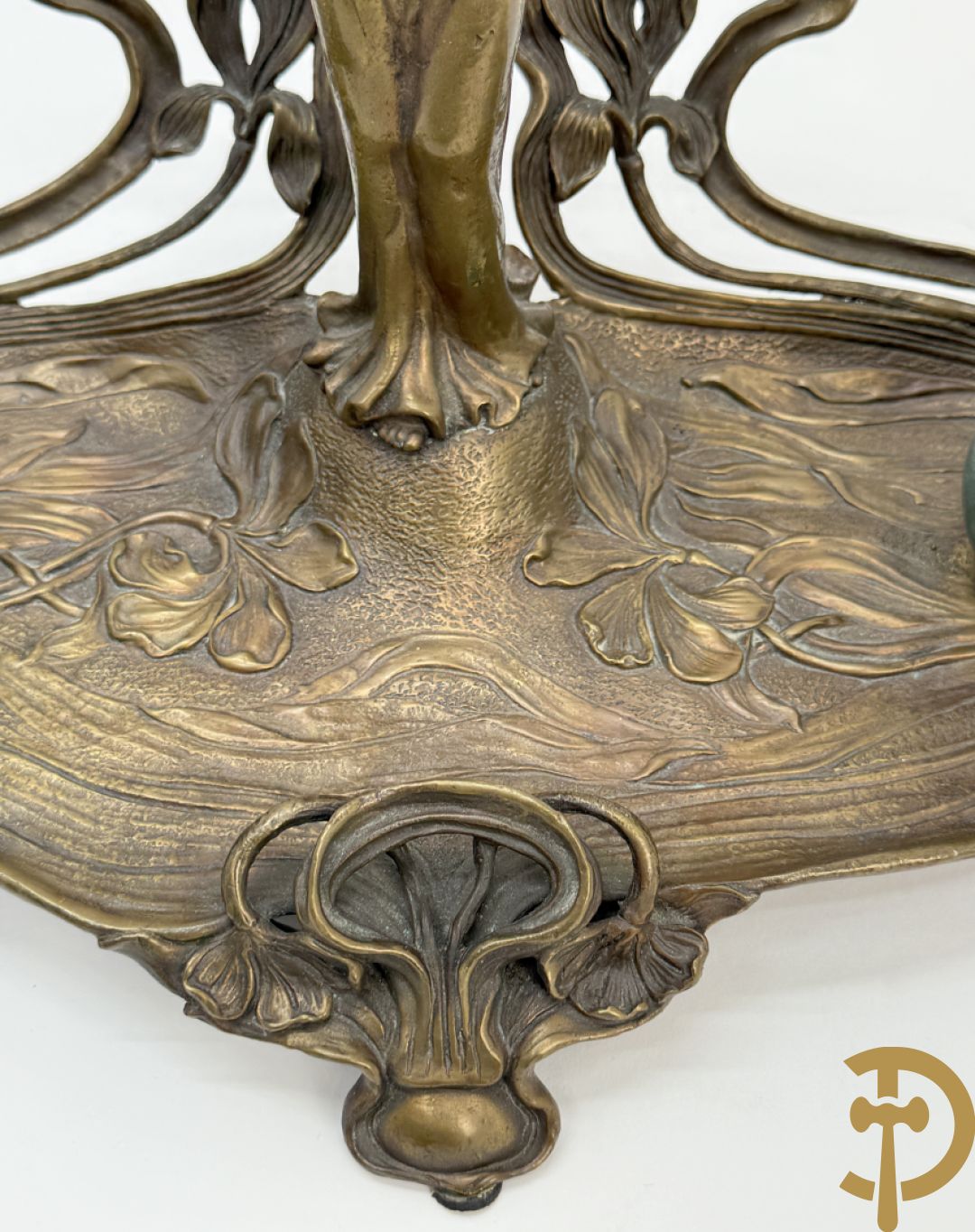 Bronzen inktstel bezet met staande dame met opmaakspiegel en zijdelings met 2 encriers, Art Nouveau stijl