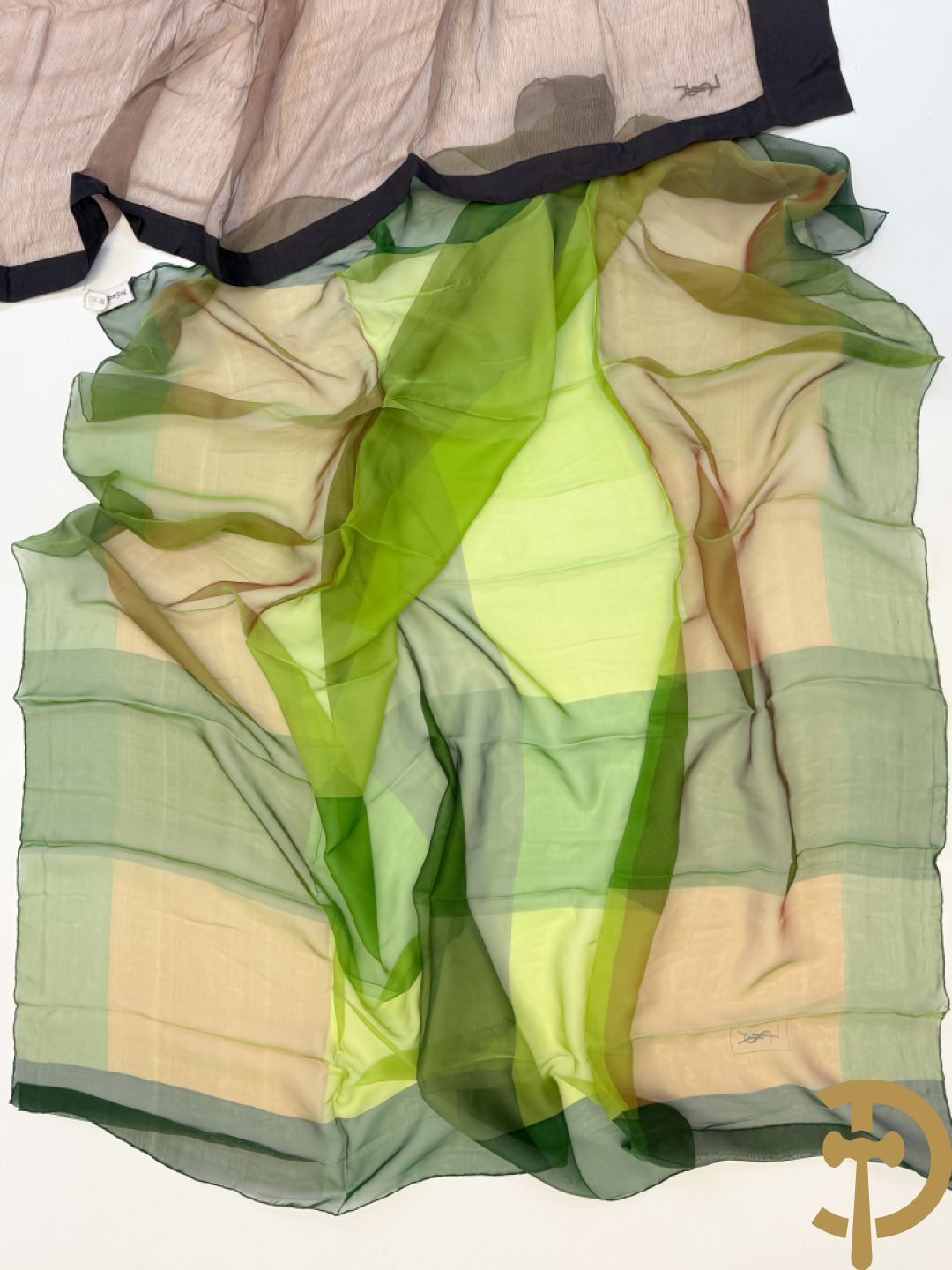 Vier foulards Yves Saint Laurent (nooit gedragen komt uit winkel restant)