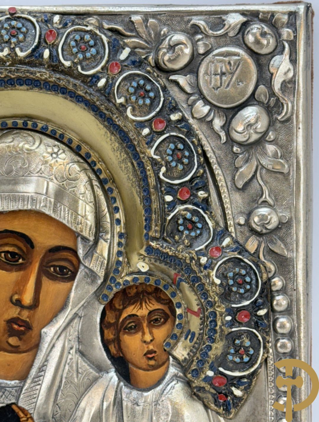 Ikoon met voorstelling van Madonna met kind met verzilverde rizza