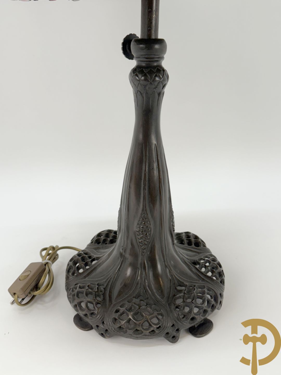 Bronzen tafellampadaire met kap met bloemen, Tiffany stijl