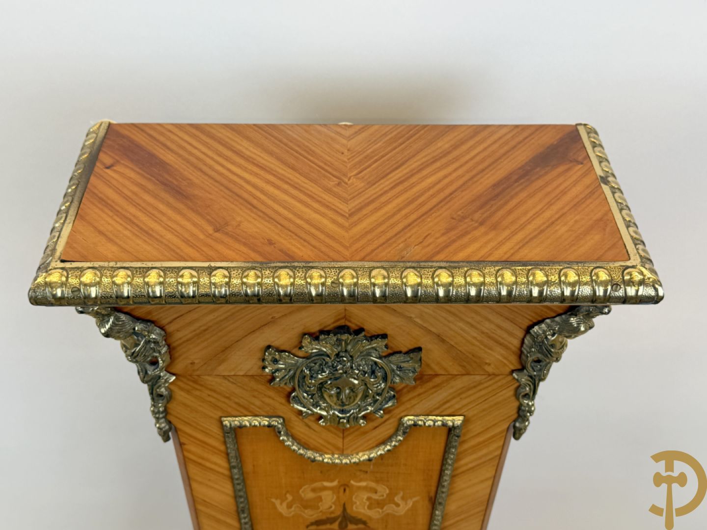 Notelaren pendule met bloemenmarquetterie en bronsbeslag, bovenaan bekroond met bronzen figuur - met bijhorende sokkel in notelaar met bronsbeslag