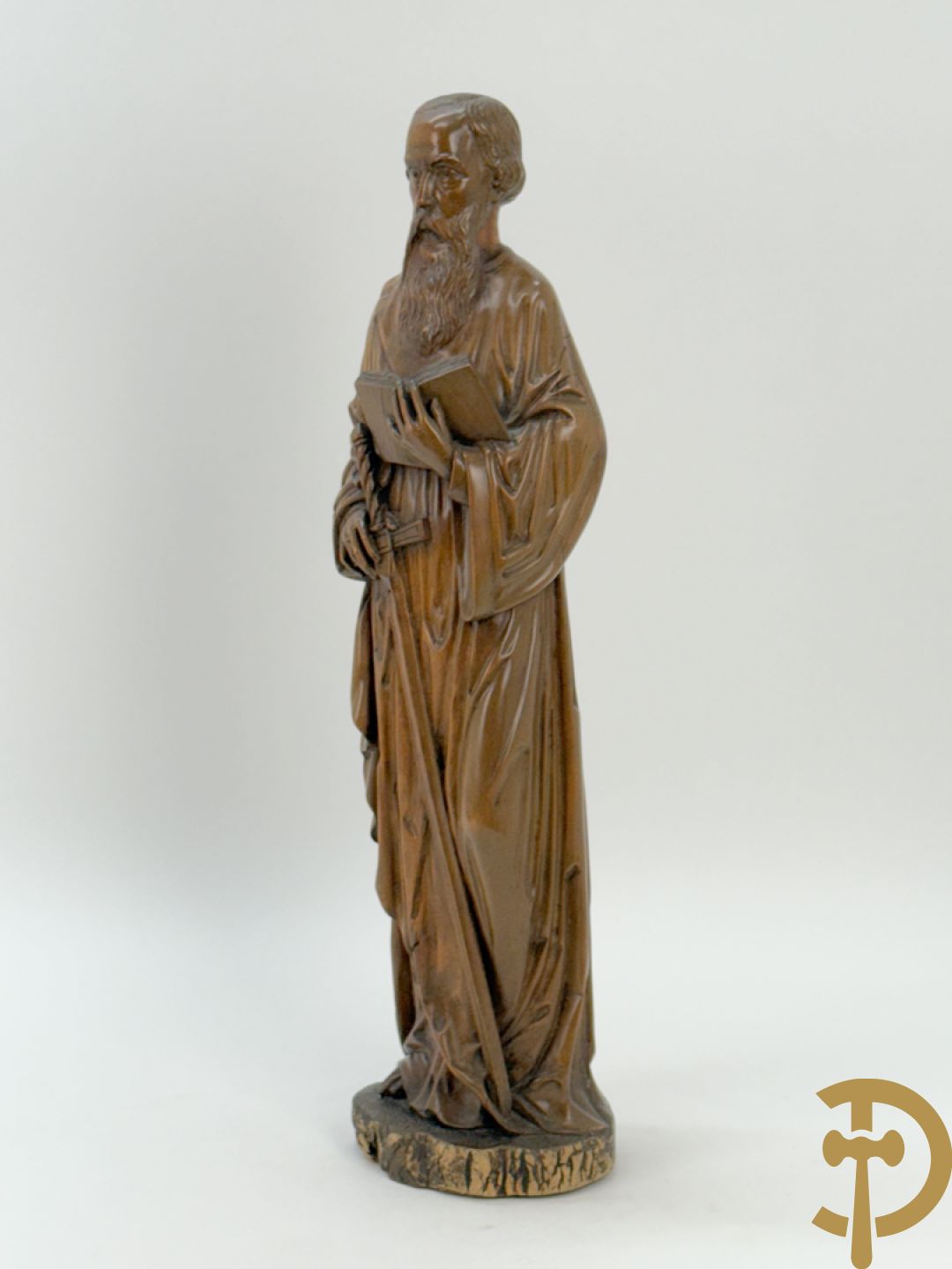 Houtsculptuur van evangelist met zwaard