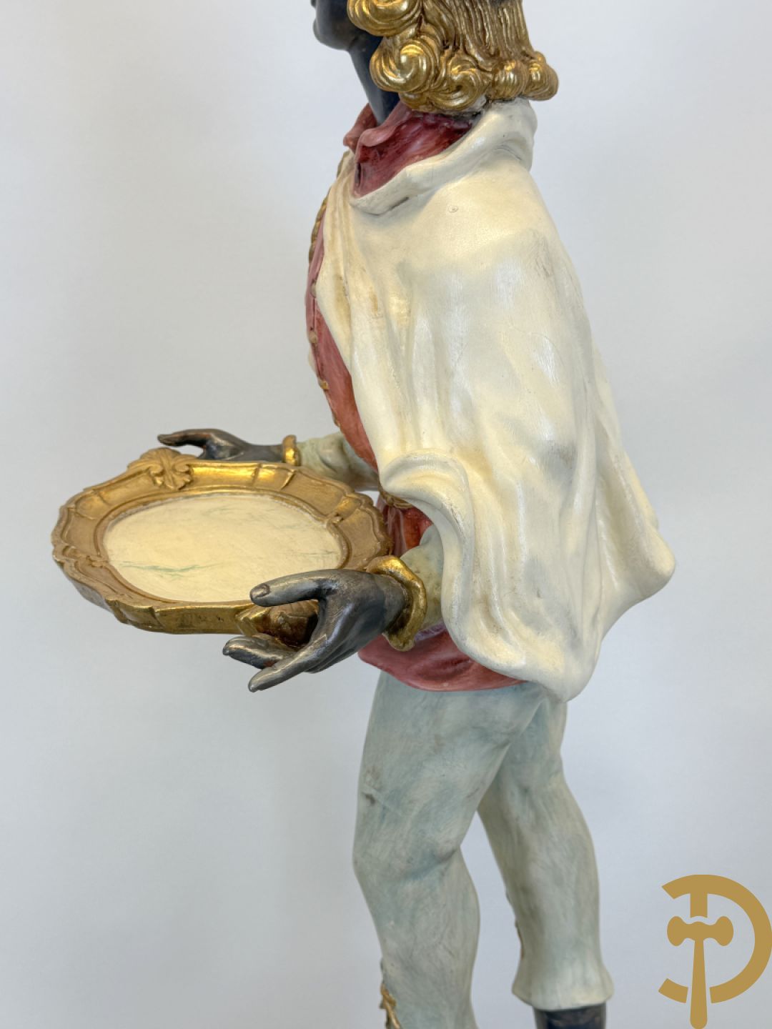 Gepolychromeerde staande moor in Victoriaanse kledij, met opdienschaal, op sokkel - Italiaans