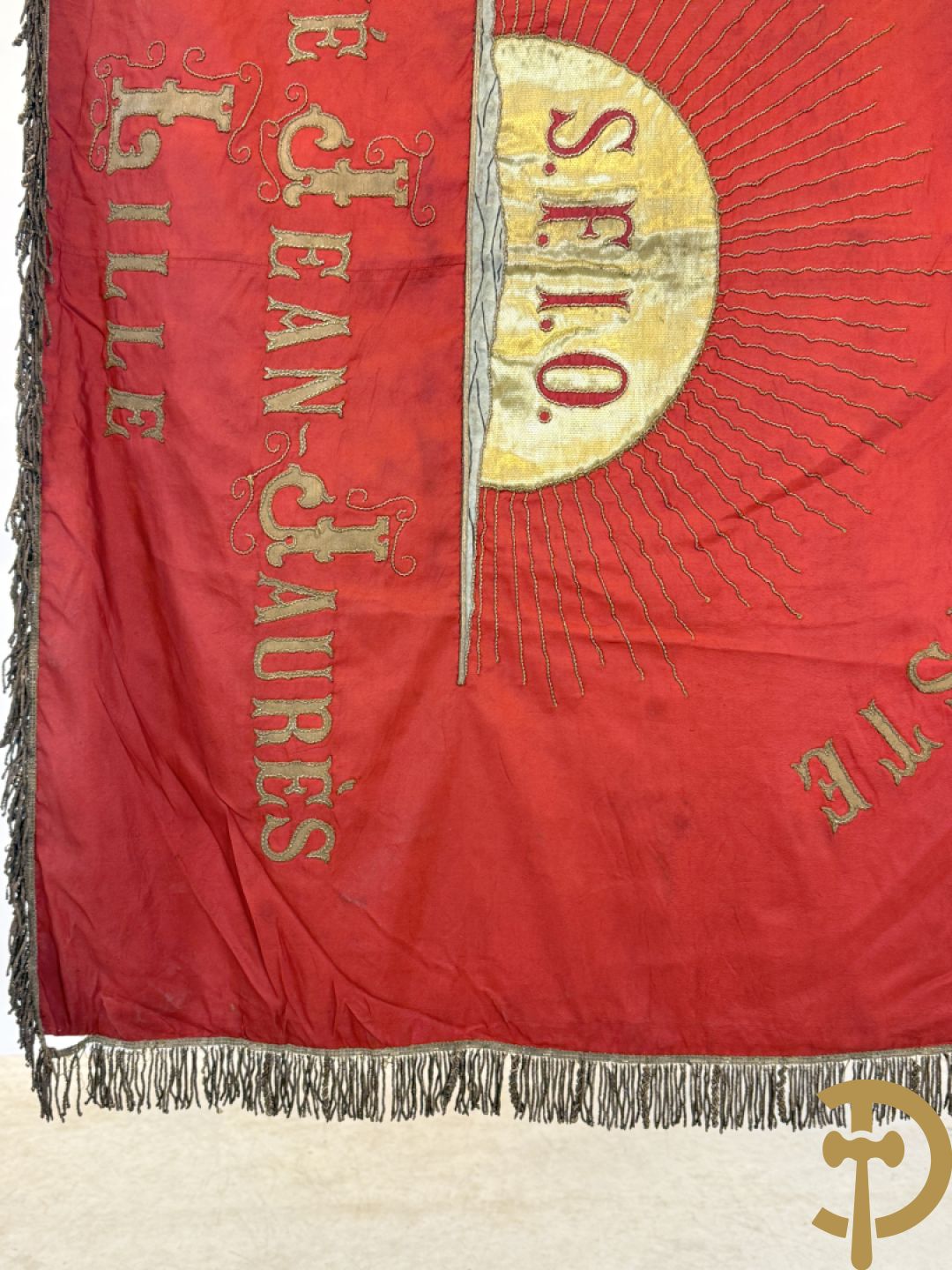 Franse vaandel met gouden gesculpteerde helm bezet bovenaan, Parti Socialiste S.F.I.O. Comité Jean Jaures Lille, gemerkt Fabriqué de Drapeaux de Societés Insignes Moyart-Castin, 3 Rue des Chats Bossus Lille