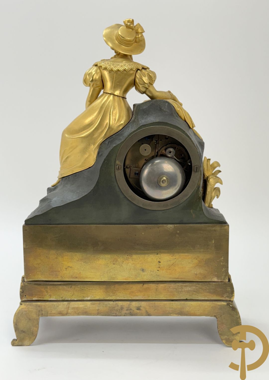 Vergulde pendule met liggende dame en wijzerplaat in blauw email, Charles X