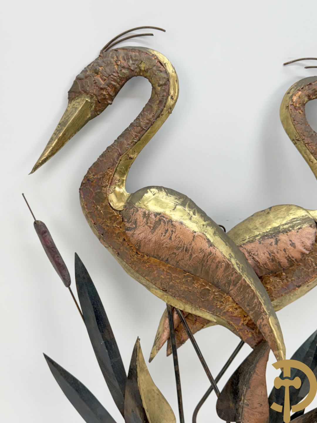 Paar vergulde metalen basreliefs met ooievaars en lisdoddes