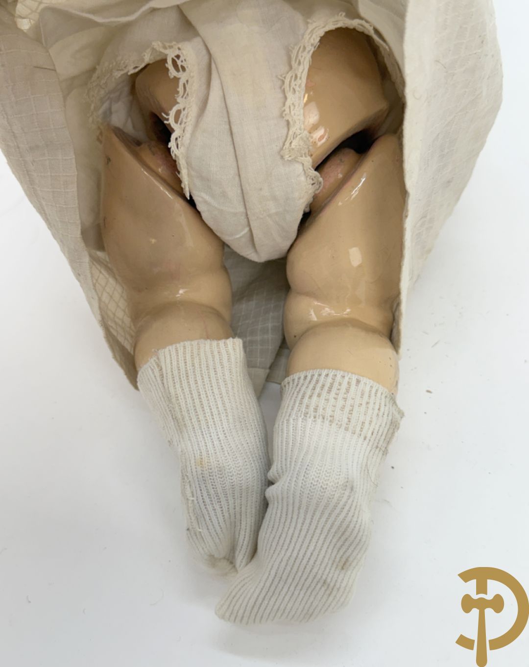 Oude pop met papier maché ledematen, gemerkt K R36/.728 + oude pop met papier maché ledematen en kantelbare oogjes + oude pop in papier maché, gemerkt Unis France 301 + oude pop in papier maché, onleesbaar gemerkt + hedendaagse pop met porseleinen ledematen + losse kleertjes