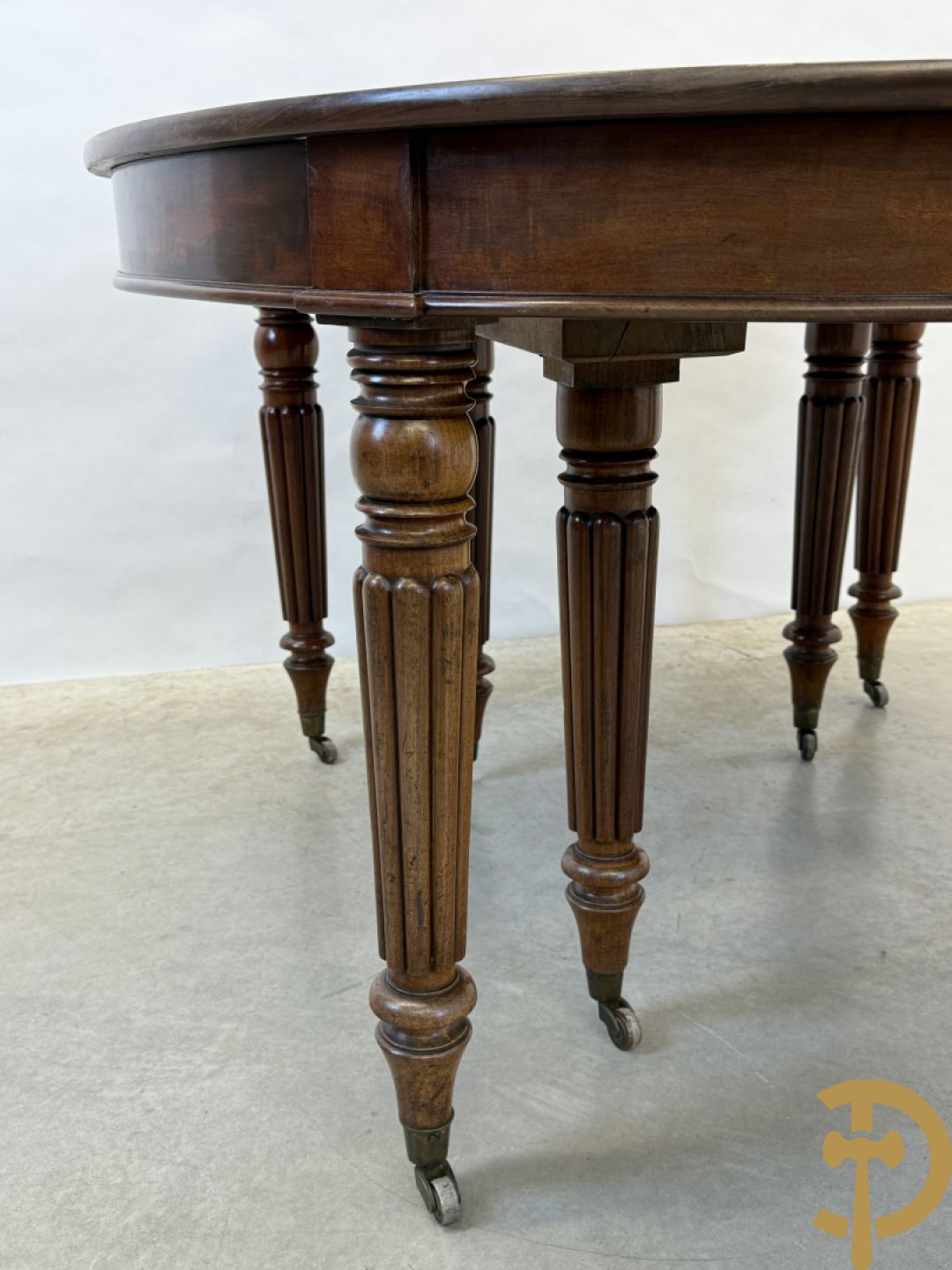 Mahoniehouten uittrekbare coulissetafel op 8 poten (met extra verlengstuk)