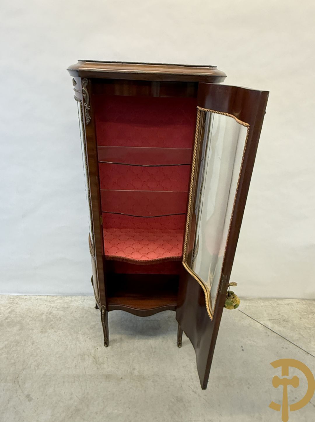 Notelaren gebombeerde Louis XV vitrine met handbeschilderde romantische taferelen en bezet met bronsbeslag