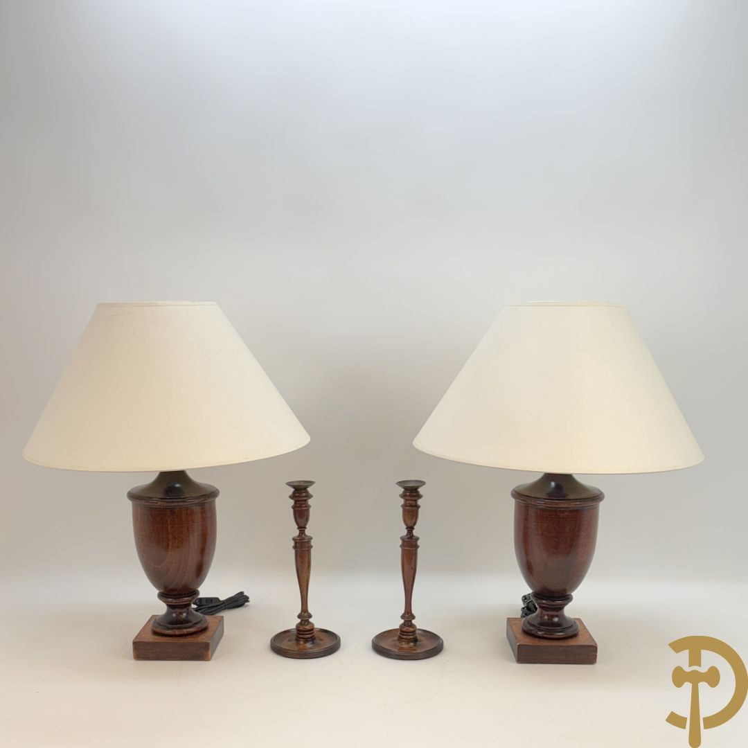 Paar houten lampadaires + paar houten ballusterkandelaars