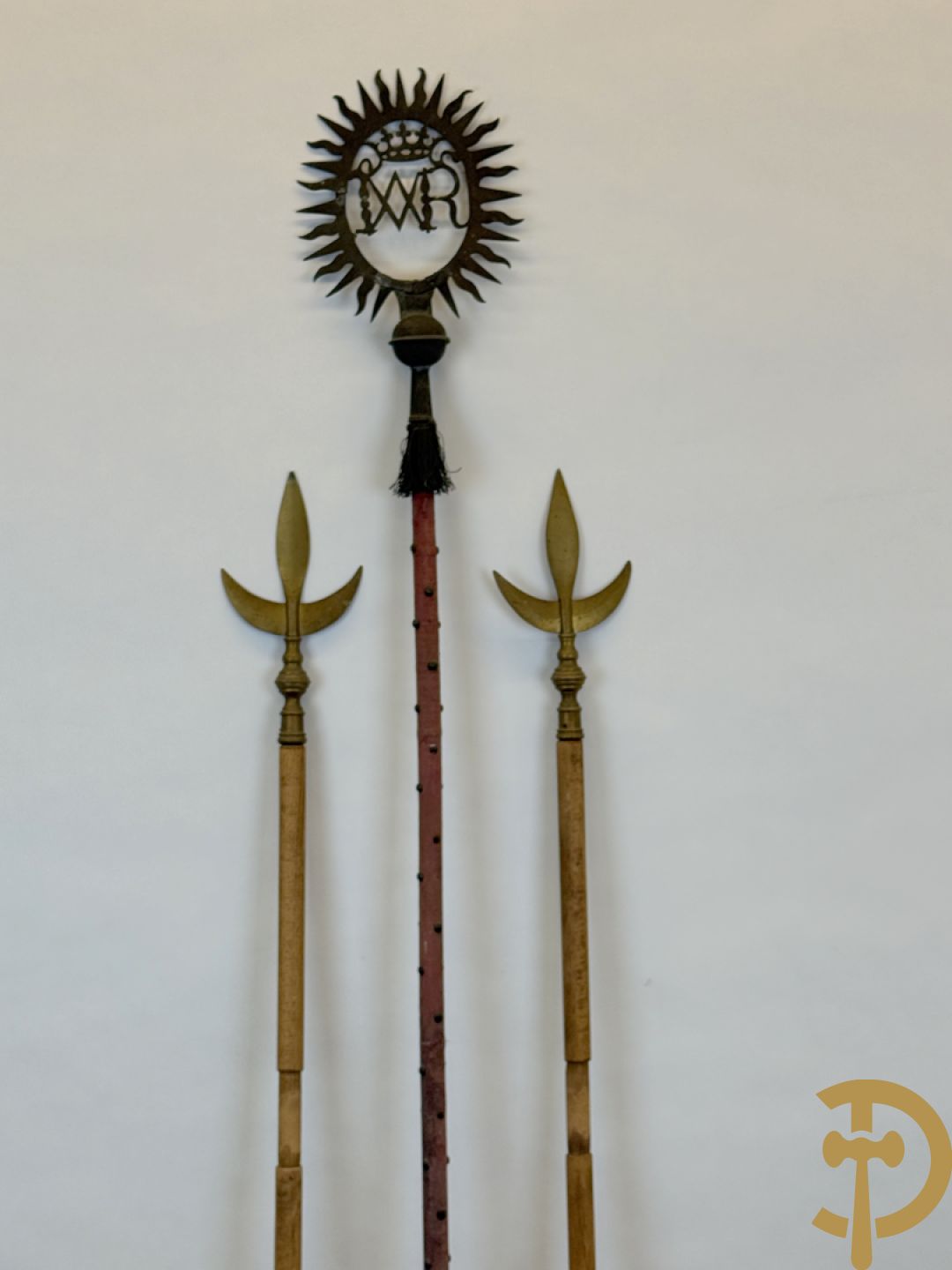 Rituele staf met initialen uit de Vrijmetselarij + 2 vlaggenmasten met koperen ornamenten uit de Vrijmetselarij, gemerkt XI