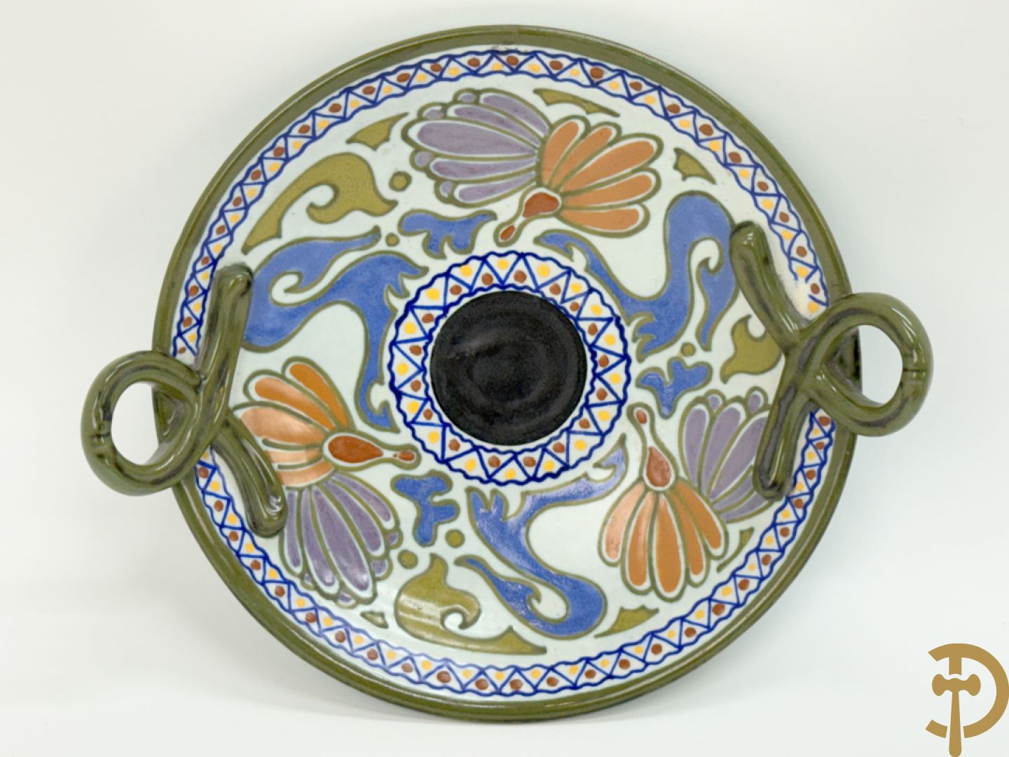 Drie borden in meerkleurige Gouda faience + kandelaar in Gouda faience + 2 vazen in Gouda + bonbonnière Gouda + vaasje Bergen