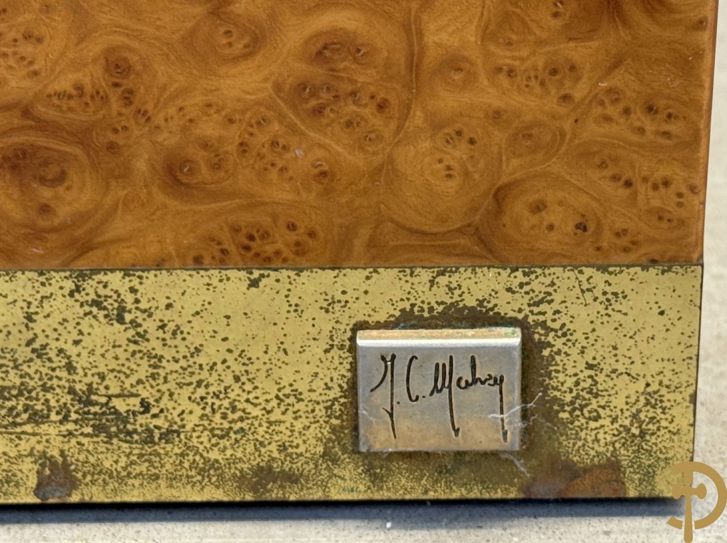 Wortelnotehouten sokkel, Mahay J.C. getekend + poef op koperen onderstel + 3 cigognetafels