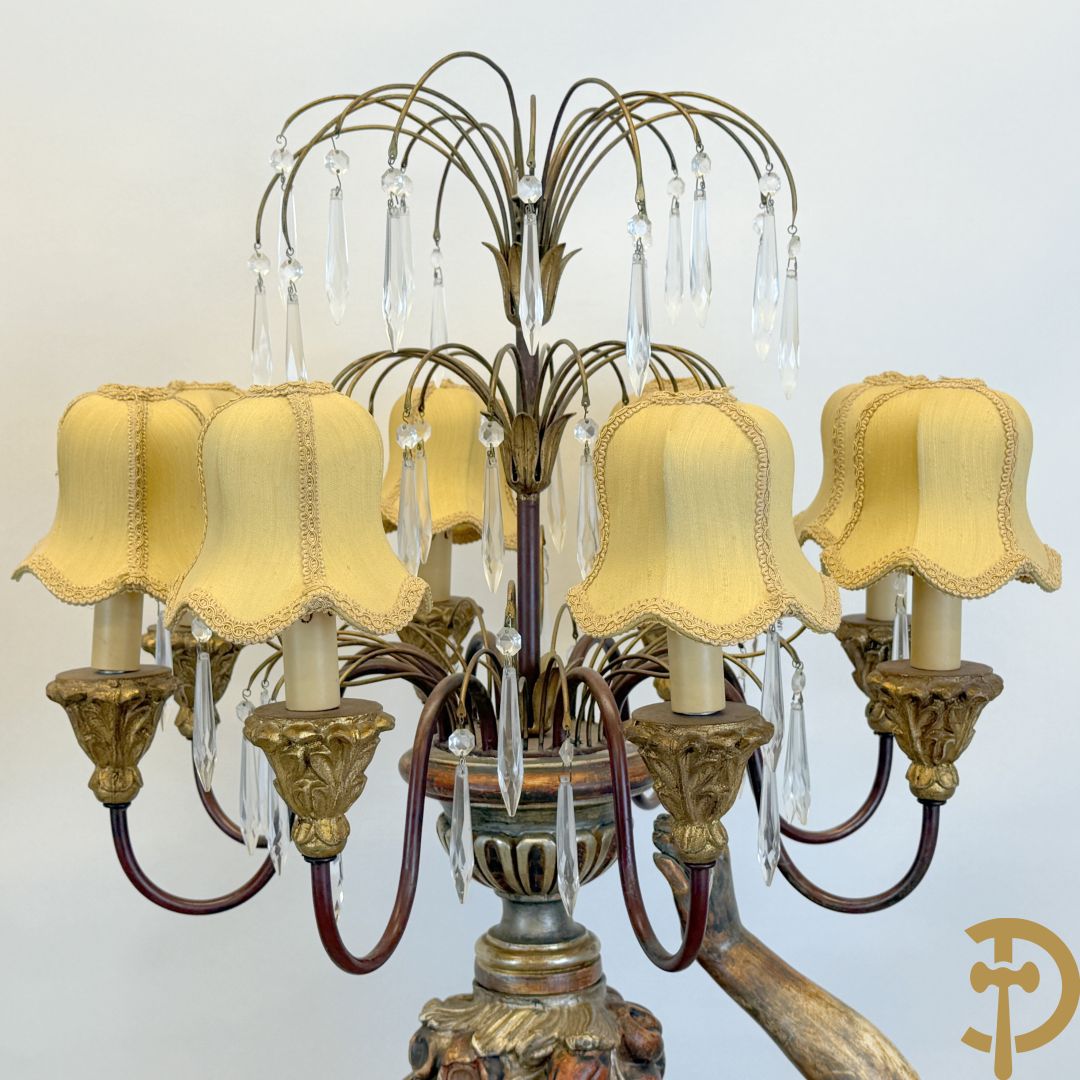 Paar gepolychromeerde dames op sokkel, bekroond met achtarmige kandelaar met lichtpunten en bellen, Italiaans, jaren 