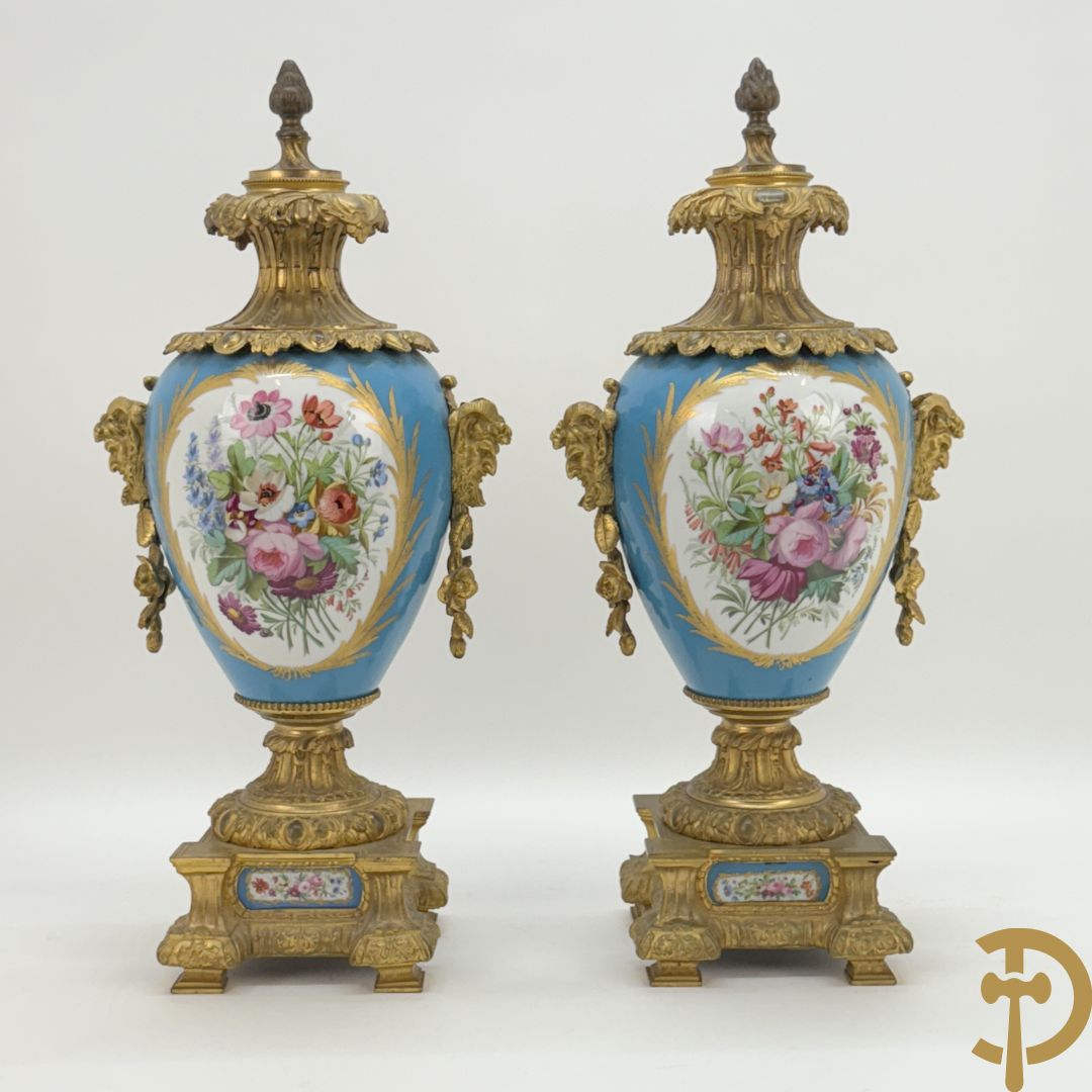 Driedelige bronzen Franse garnituur bezet met cupido