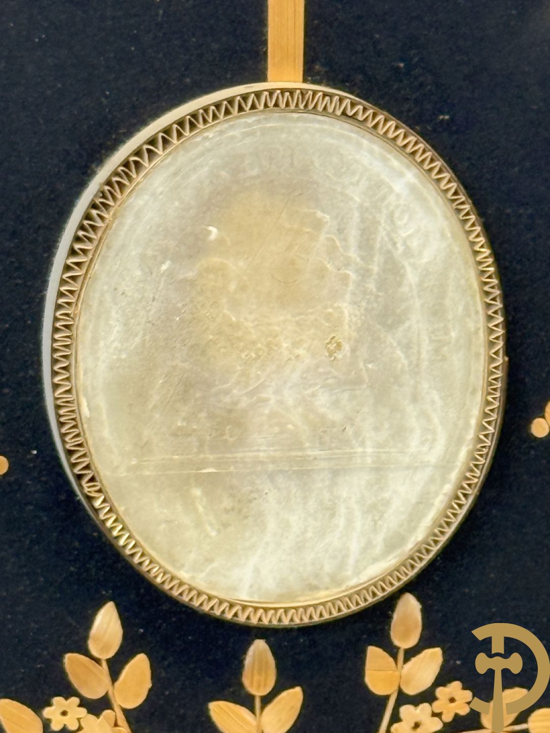 Vergulde lijst met accanthusranken en ovaal medaillon + kader met ovaal medaillon + religieuse wassen zegel