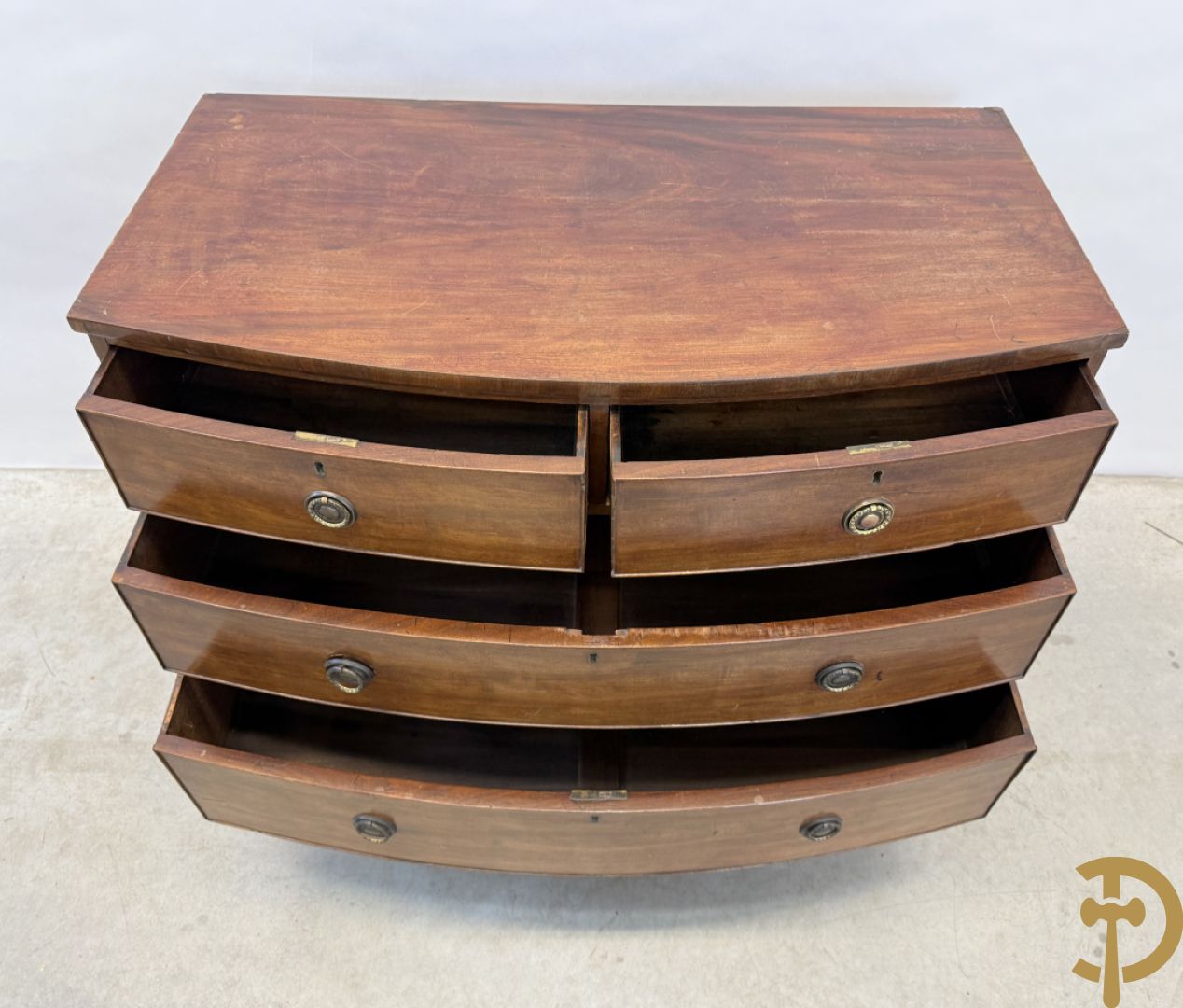 Engelse gebogen mahoniehouten vierladencommode