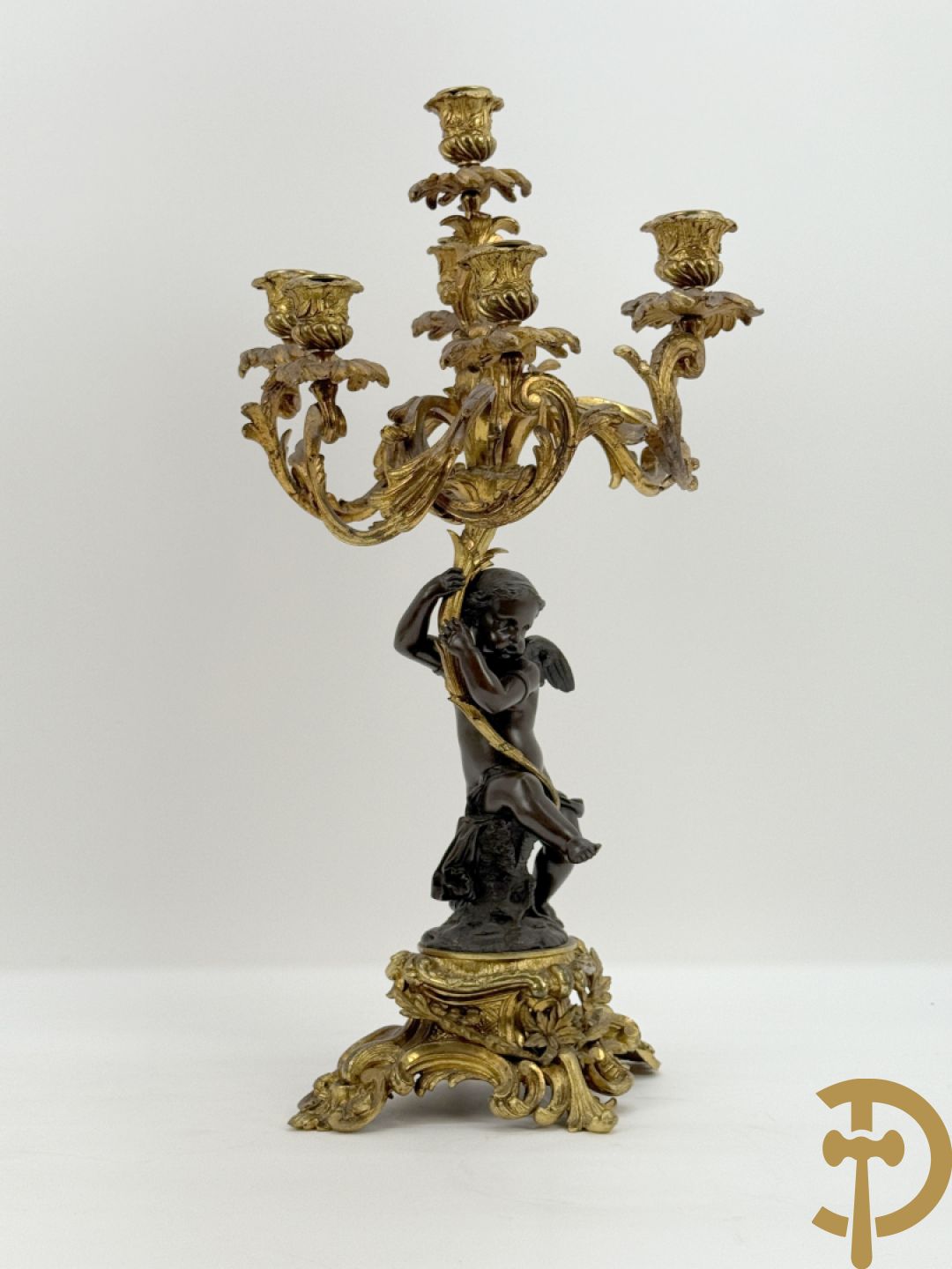 Bronzen cupido dragende een zevenarmige kandelaar