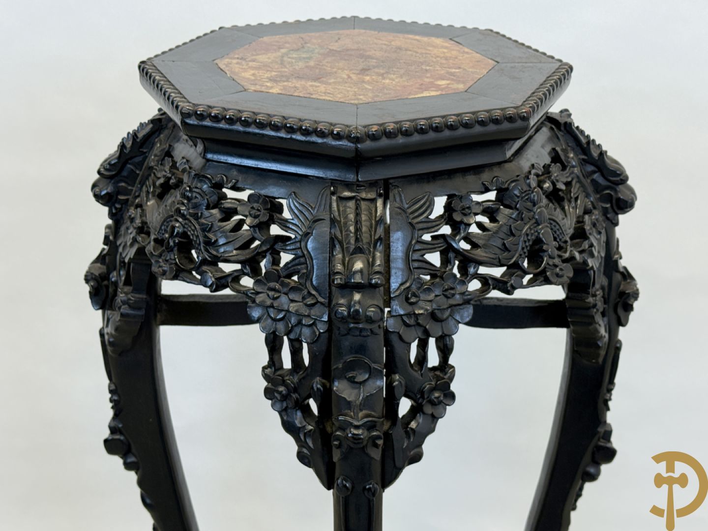 Hardhouten achthoekige rozehouten Chinese beeldenstaander met gesneden bloemenmotieven