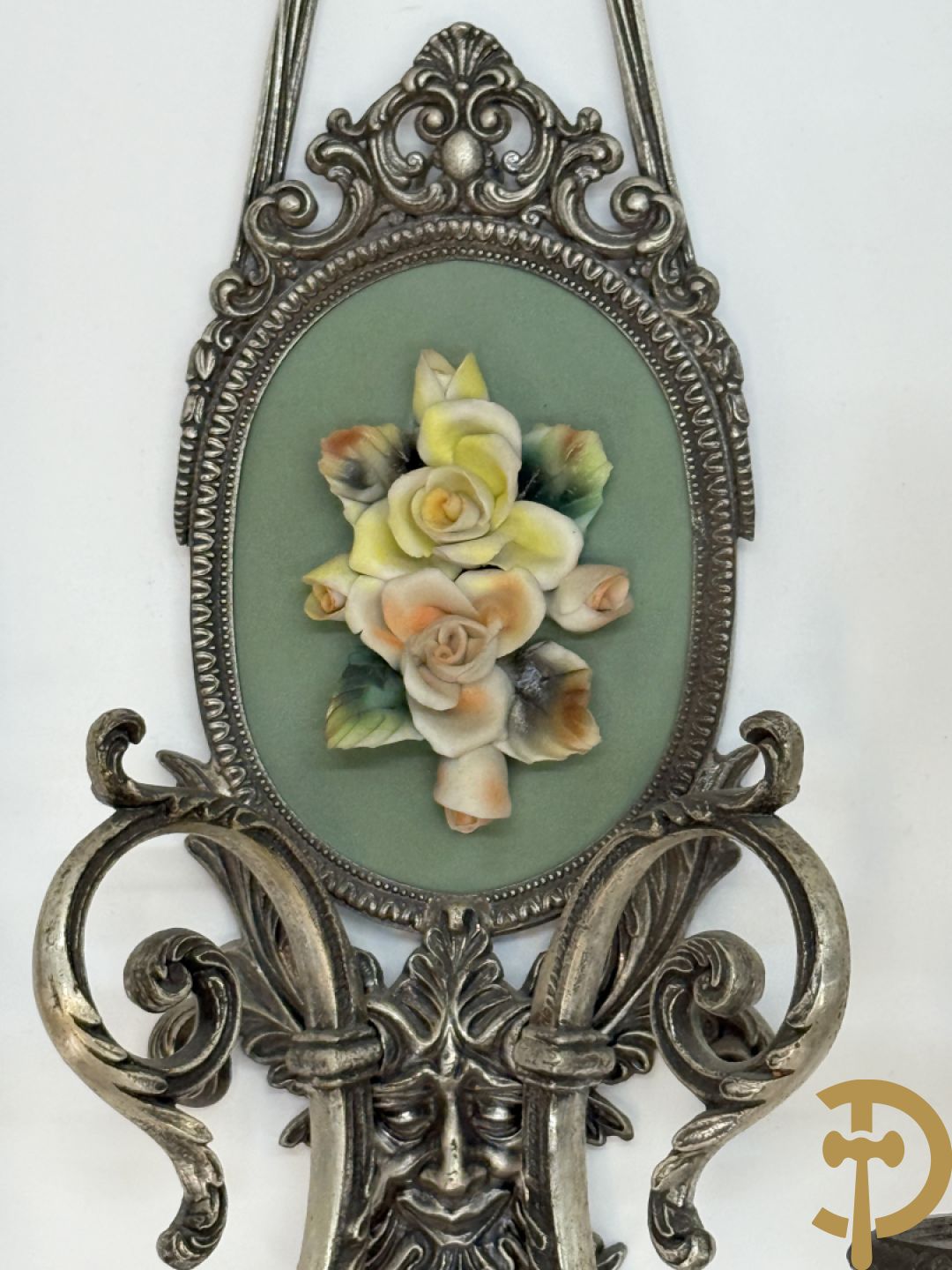 Paar verchroomde bronzen twee-armige applieken met porseleinen bloemen bezet