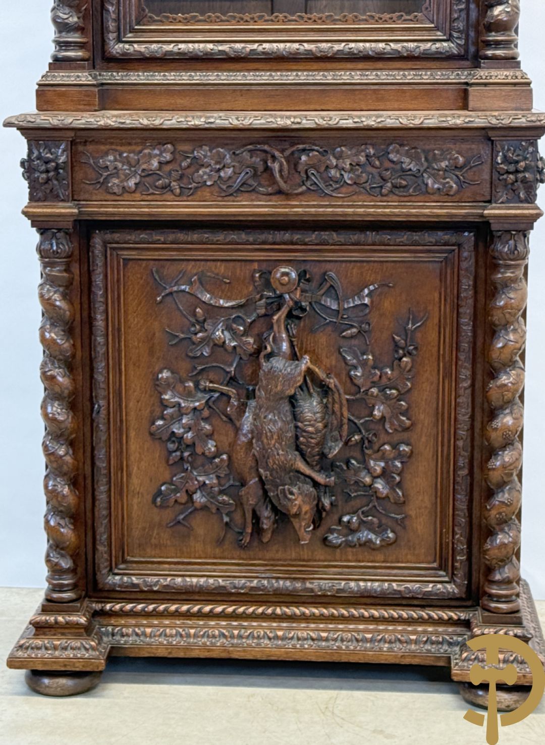 Massief eiken jacht deux-corps, bovenaan met vitrine, zijdelings met getorste zuilen, onderaan met sculptuur van everzwijn en eikebladranken