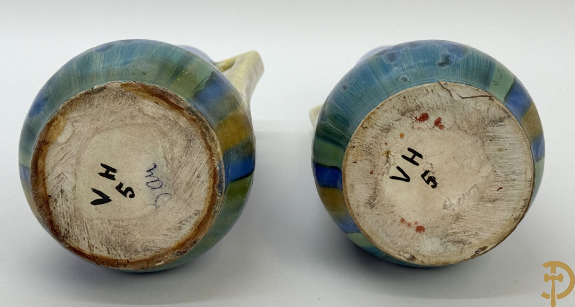 Paar Art deco vazen in meerkleurige keramiek, Pierrefonds (Oise streek), onderaan getekend V H
