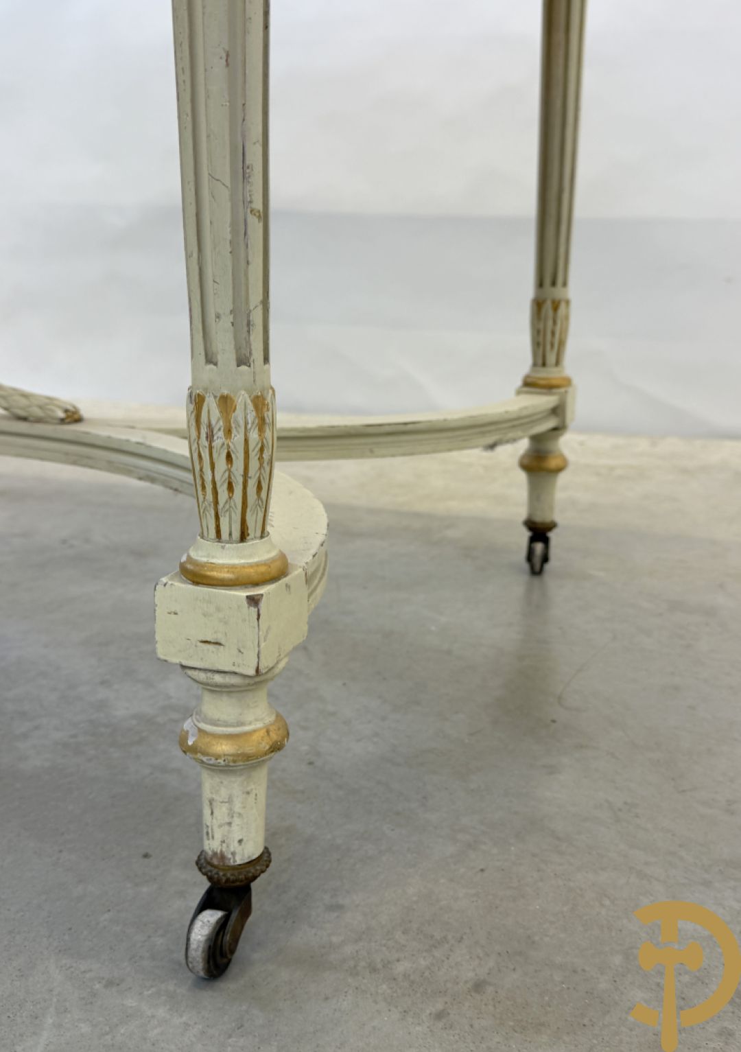 Salonensemble Louis XVI stijl bestaande uit 2 armzetels, 2 stoelen en salontafel