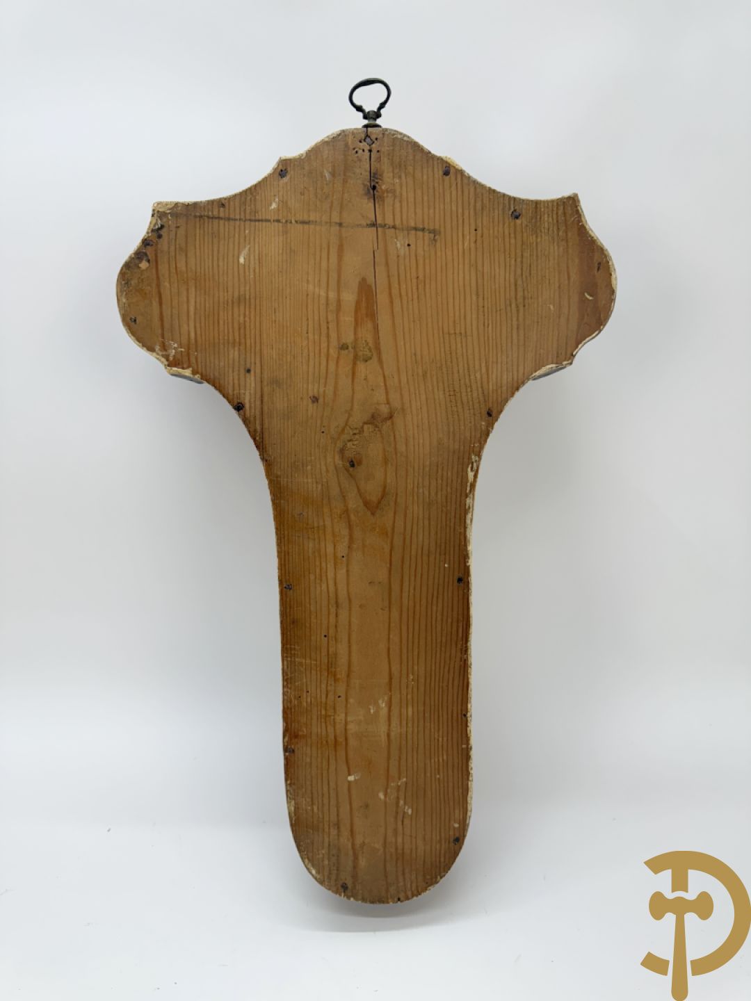 Houtgesculpteerde en gepolychromeerde Christus aan het kruis in openklapbaar gespolychromeerd kastje