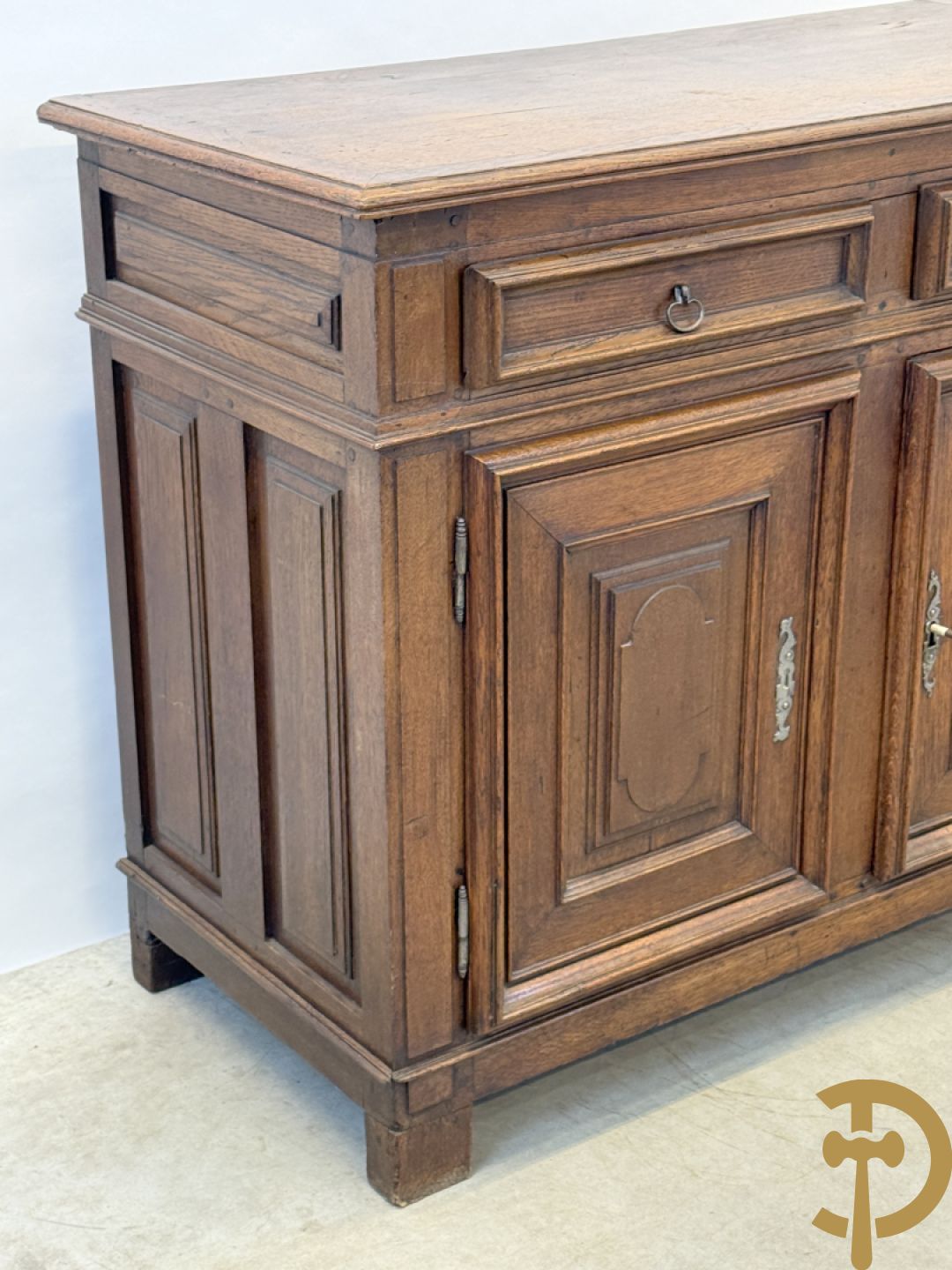 Massief eiken tweedeursdresse met 2 lades en panelen in de deuren, Louis XIII, 18e